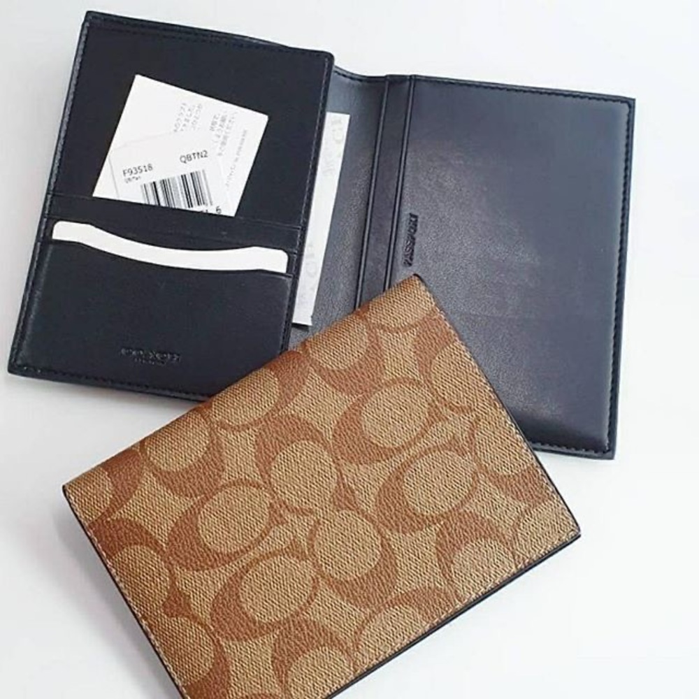 🍀 Coach Passport case in signature F93518